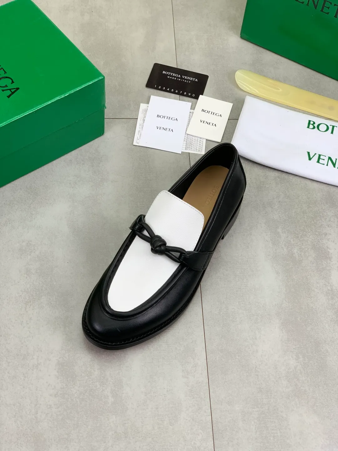 Men's shoes 💰P820 [New model] (genuine leather outsole) water-dyed cow lining 💰High-quality business couple leather shoes 💎💎💎 BOTTEGA VENETA official website synchronizes the latest top version of BV in the market, accept material comparison, shoe type comparison, process comparison, practical and textured, versatile and suitable for any occasion, the more you look at it, the more flavorful it becomes. Purely hand-knitted craftsmanship - Upper material, calfskin imported from Italy 🇮🇹 - High-quality water-dyed cowhide lining - Original private model customized leather outsole -Size: Female 35-39 (40 ordered) Male 39-44 (38 45 can be customized) Color: Multiple colors available